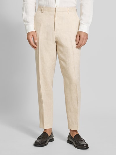 Mężczyzna model nosi Tapered Anzughose aus reinem Leinen Modell 'H-PERIN' od BOSS w kolorze jasnobeżowym, melanżowa struktura, krój tapered fit, wyraźne kanty, boczne kieszenie, tylne kieszenie, metalowa aplikacja z logo, widoczne szlufki na pasek, zapięcie na haczyk i ukryty zamek, materiał czyste len, zdjęcie pełnej sylwetki z przodu.