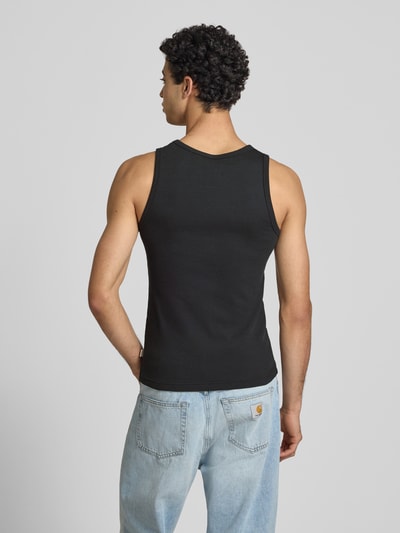 Mannelijk model draagt Tanktop in Ripp-Optik mit Label-Stitching van BLKVIS, katoen-elastaanmix, slim fit, ribstructuur, ruglengte 63 cm, Ganzkörperansicht Rückansicht.