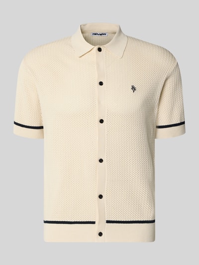 Produktfoto, Slim Fit Strick-Poloshirt mit Label-Stitching von REVIEW im Viskose-Mix, Kontraststreifen, Knopfleiste, cremefarben, schwarze Details