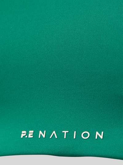 Produktfoto, Slim Fit Sport BH mit Logo-Detail von P.E Nation, grüner elastischer Stoff, weißes Logo, glatte Oberfläche, herausnehmbare Cups