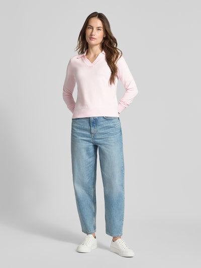Modelka nosi Regular Fit Longsleeve aus Viskose-Mix mit Polo-Kragen von Christian Berg Woman, różowy kolor, krój regular fit, tekstura dzianiny, dopasowany fason, całkowity widok z przodu.