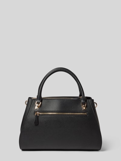 Produktfoto, Handtasche mit Label-Applikation Modell 'NOELLE II' van Guess, zwart kunstleer, goudkleurige details, zicht op ritsvak achterzijde, hoofdvak met rits, draaghengsels en schouderriem, afmetingen 32x20x12 cm, schouderriem 119 cm.