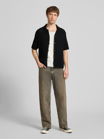 Männermodel trägt Regular Fit Freizeithemd aus reiner Baumwolle von Marc O'Polo Denim, Optik: Unifarben, Strick, Ganzkörperansicht von vorne.