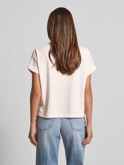 Frauenmodel trägt T-Shirt mit Rundhalsausschnitt Modell 'Sotel' von OPUS, Baumwoll-Elasthan-Mix, zart gestreift, Ganzkörperansicht Rückansicht.
