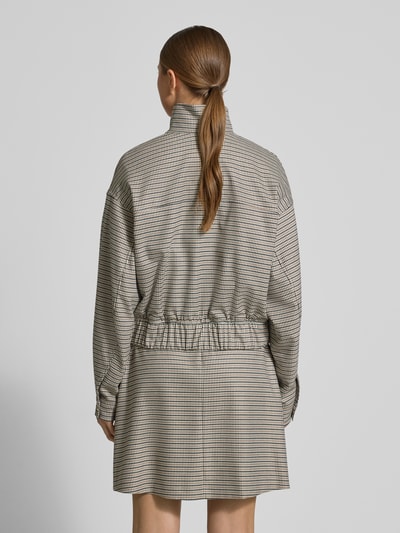 Frauenmodel trägt Regular Fit Kurzblazer mit Allover-Muster Modell 'AMEFINE' von HUGO, Muster Hahnentritt, Rückansicht Ganzkörperansicht.