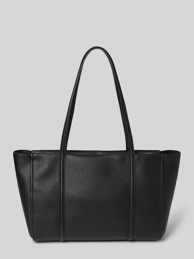 Produktfoto, Shopper mit Label-Detail von CK Calvin Klein, czarna fakturowana powierzchnia, Szerokość w rozmiarze 1: 47 cm, długość 26 cm, głębokość 16 cm, długość paska na ramię 63 cm, główna komora z suwakiem, uchwyty do noszenia, wewnętrzna kieszeń na zamek