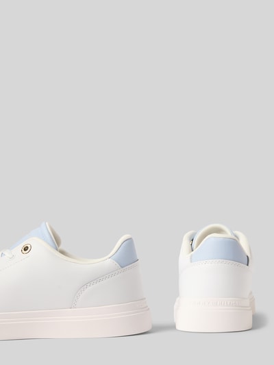 Produktfoto, Low Top Sneaker aus Leder-Mix von Tommy Hilfiger, two tone Optik, runde Spitze, flacher Absatz, kontrastfarbene Details, strukturiertę Sohle, sznurowane z label print, materiał: skóra-mix