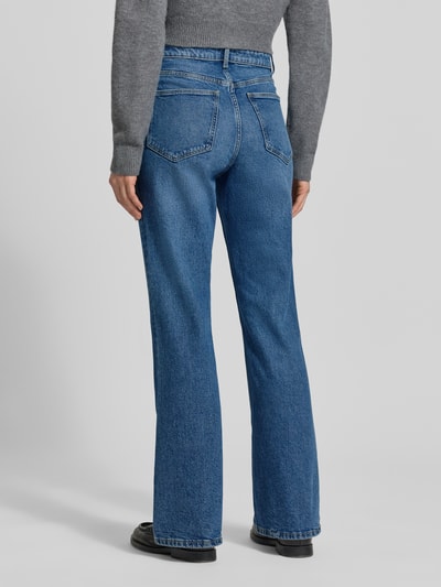 Modelka nosi Bootcut Fit Jeans aus Baumwoll-Mix od Jake*s Casual, mieszanka bawełny i elastanu, 5 kieszeni, niebieski denim, szerokość w rozmiarze 36: 37 cm, długość wewnętrzna nogawki w rozmiarze 36: 78 cm, widok całej sylwetki od tyłu.
