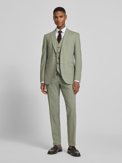 Męski model nosi Slim Fit 2-Knopf-Sakko mit Pattentaschen Modell 'Paul SV' von CG - Club of Gents, jasna zieleń, krój slim fit, klapy z rewersem, Szerokość w rozmiarze 50: 43 cm, długość tyłu: 77 cm, długość rękawa: 64 cm, Ganzkörperansicht von vorne