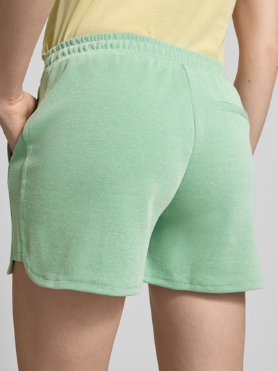 Frauenmodel trägt Shorts mit elastischem Bund Modell 'KATE PIQUE' von ICHI in Mintgrün aus Baumwoll-Mix, Regular-Fit, Ganzkörperansicht Rückansicht.