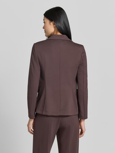 Frauenmodel trägt taillierten Blazer aus Viskose-Mix Modell 'Orche' von EMME in Braun, glatte Textur, Ganzkörperansicht Rückansicht.