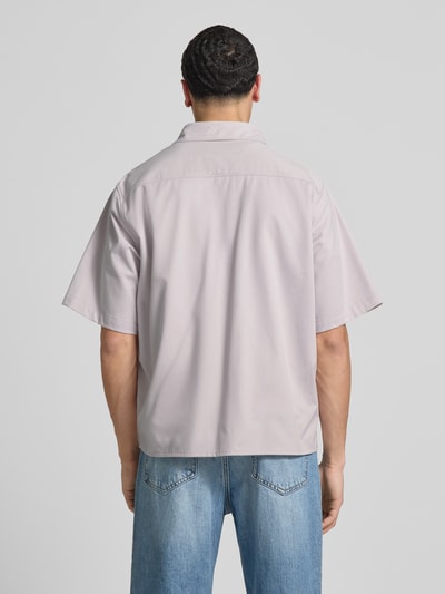 Männermodel trägt Oversized Freizeithemd aus reiner Baumwolle Modell 'Ekyno' von Hugo Blue, Optik: Unifarben, Kurzarm, Rückenpasse, Ganzkörperansicht Rückansicht.