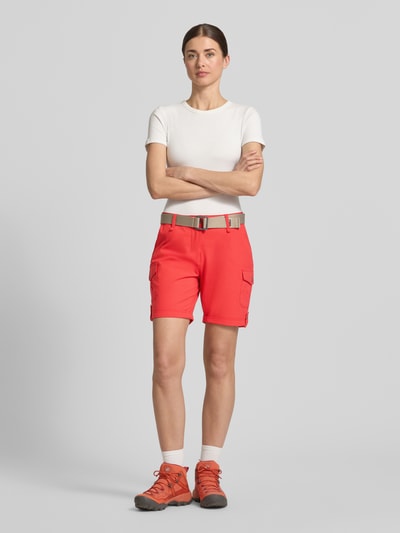 Frauenmodel trägt Shorts mit Hydrocool Effekt und Gürtel von G.I.G.A. DX in Rot, mit Eingrifftaschen und Pattentaschen, Regular Fit, Ganzkörperansicht von vorne.