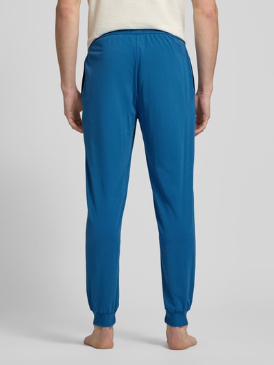 Männermodel trägt Regular Fit Sweatpants aus Baumwoll-Mix von BOSS, Optik: Unifarben, Passform: Regular-Fit, Ganzkörperansicht Rückansicht