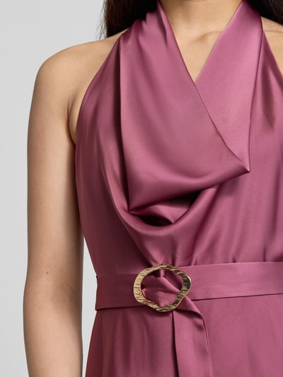 Frauenmodel trägt Abendkleid mit Neckholder von Rinascimento aus Material-Mix mit Stretch-Anteil, Stoffgürtel, Nahaufnahme Oberkörper.