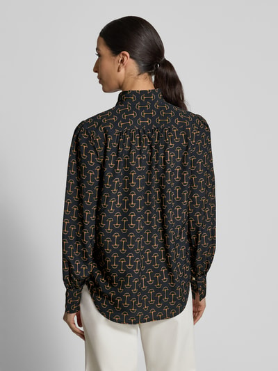 Frauenmodel trägt Regular Fit Langarmbluse mit Allover-Muster Modell 'KLARYCE' von Lauren Ralph Lauren in Schwarz mit goldfarbenem Muster, Satin-Oberfläche, Rückenpasse, Stehkragen, Ganzkörperansicht Rückansicht.