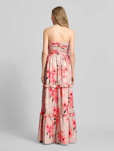 Frauenmodel trägt Maxikleid im Off-Shoulder-Look mit Rüschen von Adrianna Papell, rosa mit floralem Muster, A-Linie, Material-Mix, Ganzkörperansicht Rückansicht.