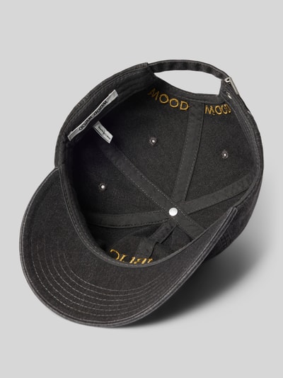 Produktfoto, Base Cap in Denim-Optik mit Statement-Stitching von Wood Wood für Herren aus Baumwoll-Mix mit Strapback-Verschluss, dunkle Denim-Optik, Stickdetails innen, gelb abgesetzte Schrift und strukturierte Stoffstruktur