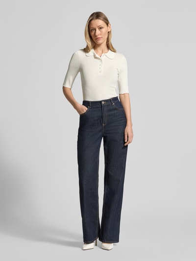 Vrouwenmodel draagt gebreid shirt met 1/2-mouwen en polokraag van JAKE*S STUDIO WOMAN, lyocellmix, nauwsluitend model, fijnrib, knoopsluiting, geheellichaamsaanzicht van voren.