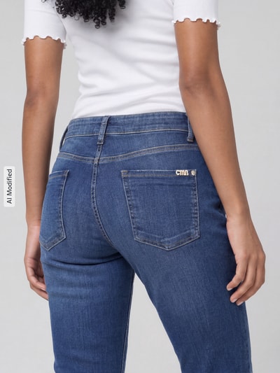 Frauenmodel trägt dunkelblaue Slim Fit Jeans aus Baumwoll-Mix Modell 'PIPER LONG' von CAMBIO, Damen Slim Fit Jeans, Ganzkörperansicht Rückansicht.