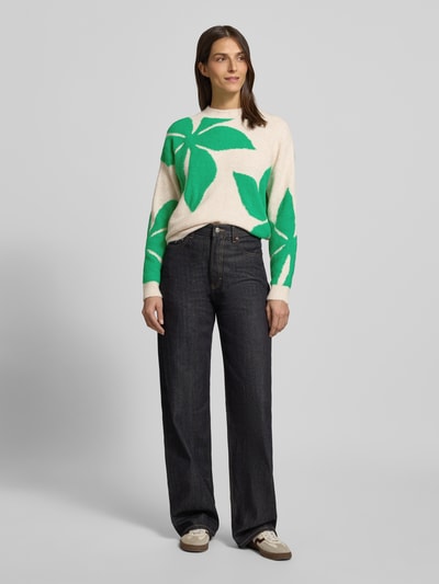Frauenmodel trägt Oversized Strickpullover mit gerippten Abschlüssen Modell 'OMEA' von B.Young, Material-Mix mit Woll-Anteil, Rundhalsausschnitt, Ganzkörperansicht von vorne.