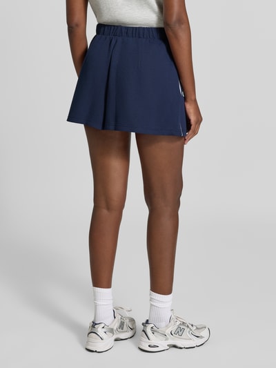 Männermodel trägt Relaxed Fit Shorts aus mieszanka bawełny von Lacoste, damskie szorty sport, kolor granatowy, gładka faktura, Ganzkörperansicht Rückansicht