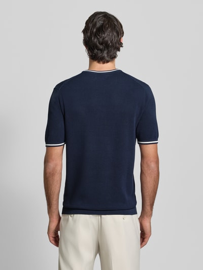 Männermodel trägt Regular Fit T-Shirt in Strick-Optik von Christian Berg Men, dunkelblau mit weißen Abschlüssen, Ganzkörperansicht Rückansicht. Baumwolle, Rundhalsausschnitt, kurzen Ärmeln, elastische Abschlüsse.