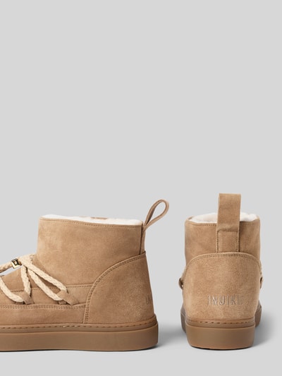 Produktfoto, Boots aus echtem Leder mit Logo-Detail von INUIKII, beiges Wildleder, abgerundete Passform, profilierte Sohle, Kontext: Damen Boots von INUIKII, echtes Leder, abgerundete Passform, Logo-Detail, leicht profilierte Sohle, Absatzhöhe 3 cm, Schafthöhe 11 cm, Schaftweite 11 cm