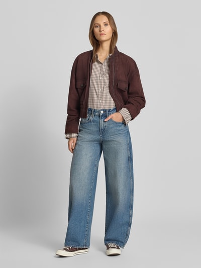 Frauenmodel trägt Regular Fit Hemdbluse mit Baumwoll-Anteil Modell 'OREGON' von ONLY, kariertes Muster, lockere Jeans, Ganzkörperansicht von vorne, Damen Hemdbluse von ONLY.