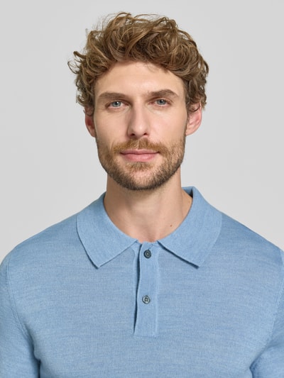 Männermodel trägt Regular Fit Poloshirt aus Woll-Mix von Christian Berg Men in Hellblau, feine Strickstruktur, Nahaufnahme Oberkörper.