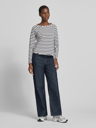 Frauenmodel trägt Longsleeve mit Rundhalsausschnitt und Rollsaum von Smith and Soul aus Reiner Baumwolle, Regular-Fit, Rückenlänge 56 cm, Ganzkörperansicht von vorne.