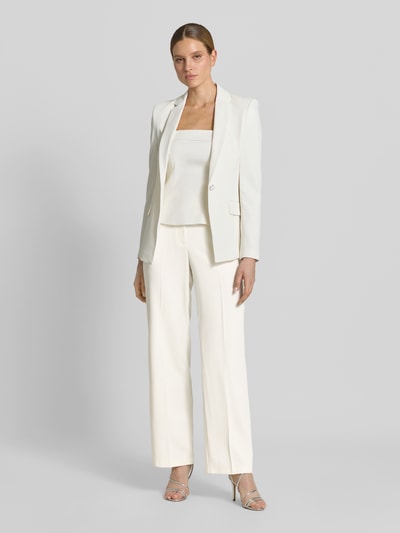 Vrouwenmodel draagt Hose mit Bügelfalten van Jake*s Cocktail in crème, regular fit, materiaal-mix met stretch, hele lichaamsvooraanzicht.