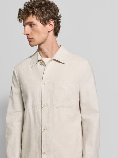 Männermodel trägt Relaxed Fit Overshirt aus Leinen-Mix mit Kentkragen von MCNEAL, naturfarben, Leinen-Baumwoll-Mix, Nahaufnahme Oberkörper.