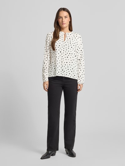 Frauenmodel trägt Regular Fit Langarmbluse aus reiner Viskose von Tom Tailor Denim, Optik: Unifarben, Muster: Gepunktet, Ganzkörperansicht von vorne.
