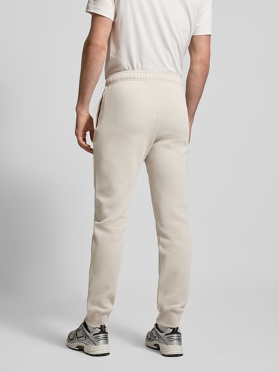 Männermodel trägt Sweatpants mit elastischem Bund und Label-Stitching von CHAMPION, Baumwoll-Mix, Regular-Fit, Rückansicht.