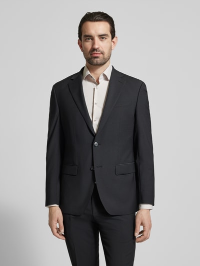 Męski model prezentuje Slim Fit 2-Knopf-Sakko mit Pattentaschen von HECHTER PARIS, czarny, kołnierz z połami, kieszenie z patką, mieszanka żywej wełny z dodatkiem streczu, ganzkörperansicht von vorne. Długość tyłu w rozmiarze 50: 73 cm, szerokość ramion: 46 cm, długość rękawów: 65 cm.