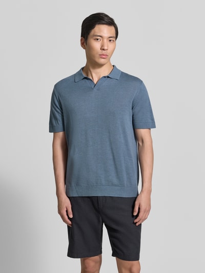 Männermodel trägt Regular Fit Poloshirt aus Baumwoll-Leinen-Mix Modell 'MATTIS' von SELECTED HOMME in Blau, unifarben, Feinstrick, Ganzkörperansicht von vorne.