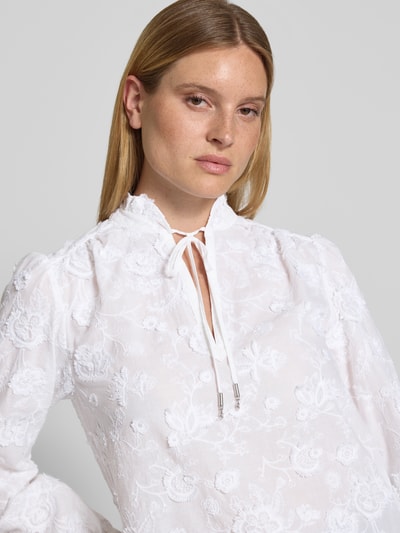 Vrouwenmodel draagt Regular Fit Bluse mit Stitchings van MICHAEL Michael Kors van puur katoen, opstaande kraag, vetersluiting, mouwlengte 62 cm, ruglengte 57 cm, Nahaufnahme Oberkörper.