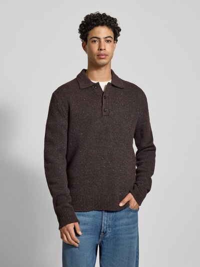 Männermodel trägt Strickpullover aus Woll-Mix mit Polokragen von Calvin Klein Jeans, Regular-Fit, Knopfleiste, Label-Detail, Nahaufnahme Oberkörper.