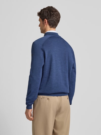 Männermodel trägt Strickjacke aus Schurwolle mit Reißverschluss von MAERZ Muenchen in Blau, Regular Fit, Stehkragen, Ganzkörperansicht Rückansicht.