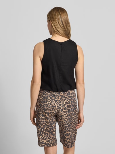 Frauenmodel trägt Regular Fit Top aus Viskose-Leinen-Mix Modell 'GOA' von Only, Optik: Unifarben, Flammgarn, Ganzkörperansicht Rückansicht.