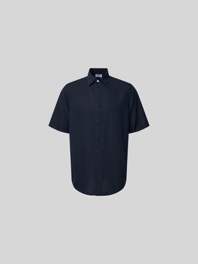 Produktfoto, Relaxed Fit Leinenhemd mit Kentkragen von Filippa K in Dunkelblau aus Baumwoll-Leinen-Mix, durchgehende Knopfleiste, kurzärmelig.