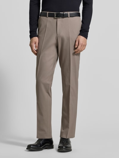 Männermodel trägt Skinny Fit Anzughose aus Woll-Mix Modell 'HESTEN253X' von HUGO, Optik:Unifarben, Passform: extra Schlank, Ganzkörperansicht von vorne.