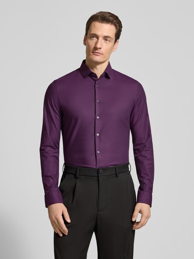 Männermodel trägt Super Slim Fit Business-Hemd Modern Kent Uni Twill von OLYMP No. Six, Baumwoll-Mix, Ganzkörperansicht von vorne.