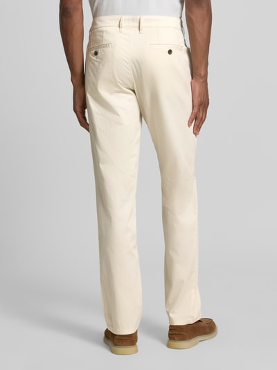 Männermodel trägt Regular Fit Chino mit Eingrifftaschen von Christian Berg Men aus Baumwoll-Elasthan-Mix in Beige, Ganzkörperansicht Rückansicht. Bundweite bei Größe 50: 45 cm, Innenbeinlänge: 82 cm.