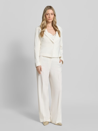 Frauenmodel trägt Stoffhose aus Viskose-Mix mit Bügelfalte von More & More, Damen, Wide-Leg-Fit, Haken-Reißverschluss, Ganzkörperansicht von vorne.