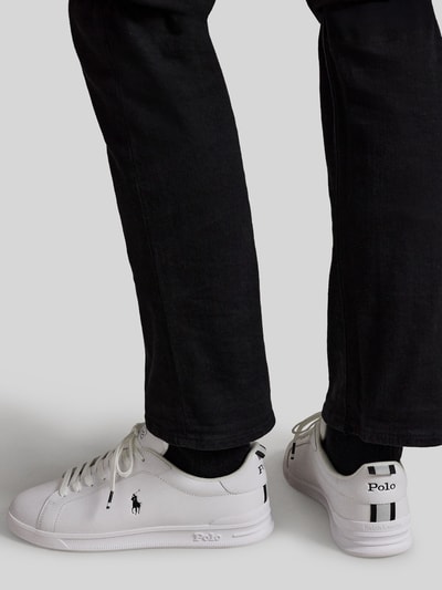 Mężczyznamodel nosi Low Top Sneaker aus Glattleder von Polo Ralph Lauren, biały kolor, gładka faktura, logo, sznurowanie, widok z tyłu całej sylwetki.