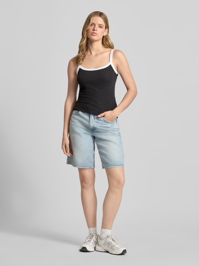 Vrouwenmodel draagt Slim Fit Tank Top uit Bio-Baumwoll-Mix model 'MAY' van Pieces, look: effen, fijnrib, u-hals, smalle bandjes, mix van biologisch katoen, model: slim fit, ganzebody vooraanzicht.