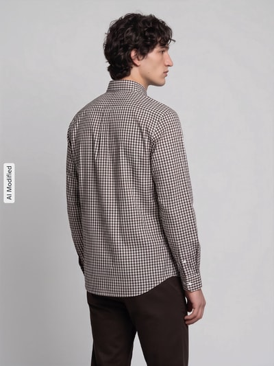 Männermodel trägt Custom Fit Freizeithemd aus reiner Baumwolle von Polo Ralph Lauren, braun kariert, Ganzkörperansicht Rückansicht, KI-modifiziertes Bild.