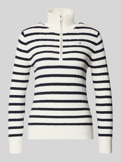 Produktfoto, Strickpullover mit Stehkragen und Reißverschluss von Gant in Weiß mit schwarzen Streifen, Baumwoll-Mix mit Stretch-Anteil, Slim Fit, Ripp-Optik, Label-Stitching.